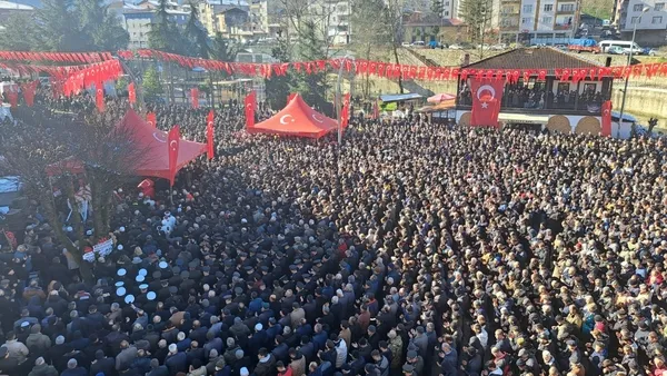 sehit-murat-atar-memleketinde-binlerce-kisi-ugurladi-1705233110992.jpg