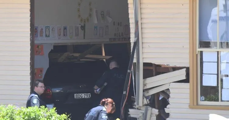 Sydney’de otomobil sınıfa girdi, 2 öğrenci öldü