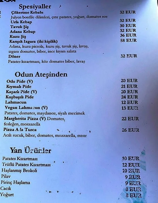 Bir şişe su 51 lira! Fahiş fiyatlarıyla dudak uçuklatan restoran görüntülendi!