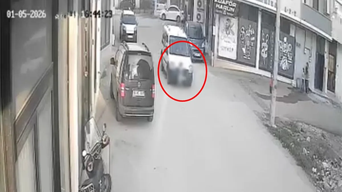 Bursa’da feci kaza: Yola fırlayan çocuğa ticari araç çarptı! Bursa’da feci kaza: Yola fırlayan çocuğa ticari araç çarptı!