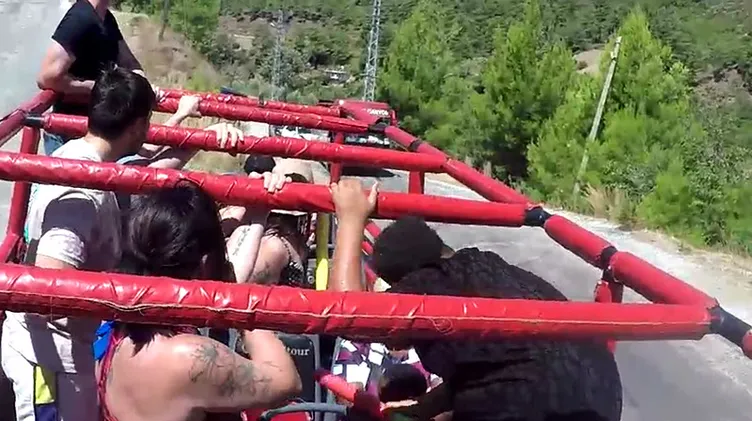 SON DAKİKA: Direksiyonu bırakıp su savaşına girdi! Sulu şaka az kalsın faciaya yol açıyordu...