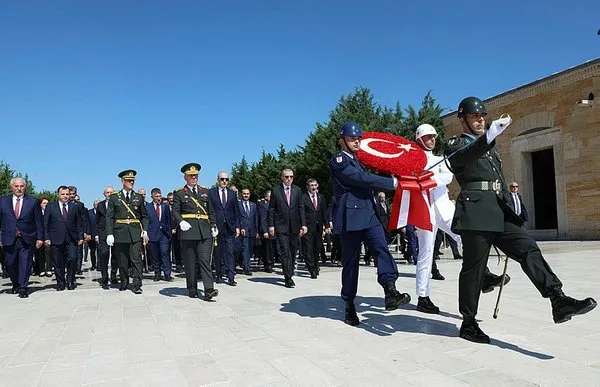 son-dakika-baskan-erdogan-anitkabir-ozel-defterini-imzaladi-turkiye-yuzyili-vizyonunu-hayata-geciriyoruz-1693387539718.jpg