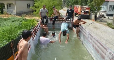 Muş’ta köy çocukları traktör römorkunu havuza çevirdi #mus
