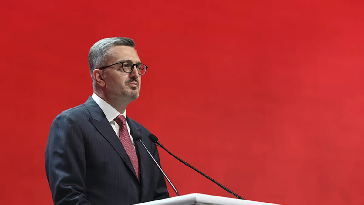 Burhanettin Duran: Dezenformasyon devletlerin kabiliyet ve kapasitesine zarar verebilen bir tehdit Burhanettin Duran: Dezenformasyon devletlerin kabiliyet ve kapasitesine zarar verebilen bir tehdit