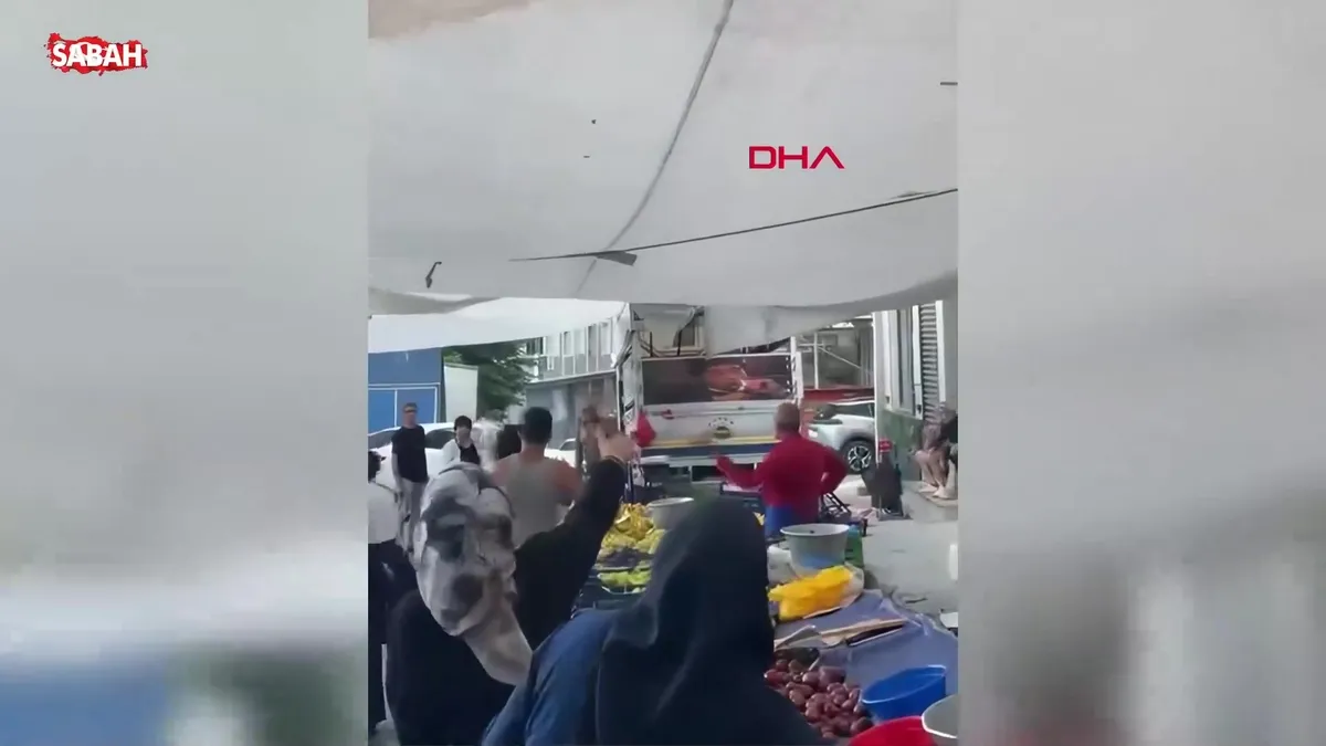 Beyoğlu’nda pazarda esnaf ve müşteri arasında kavga çıktı: Pazar savaş alanına döndü! videosunu izle Beyoğlu’nda pazarda esnaf ve müşteri arasında kavga çıktı: Pazar savaş alanına döndü! videosunu izle