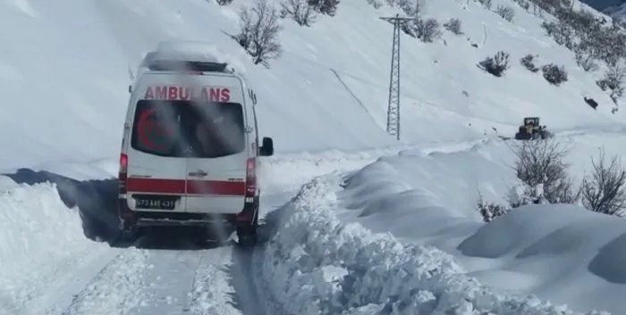 Şırnak’ta karda 5 saatlik mücadele ile hasta kurtarma operasyonu