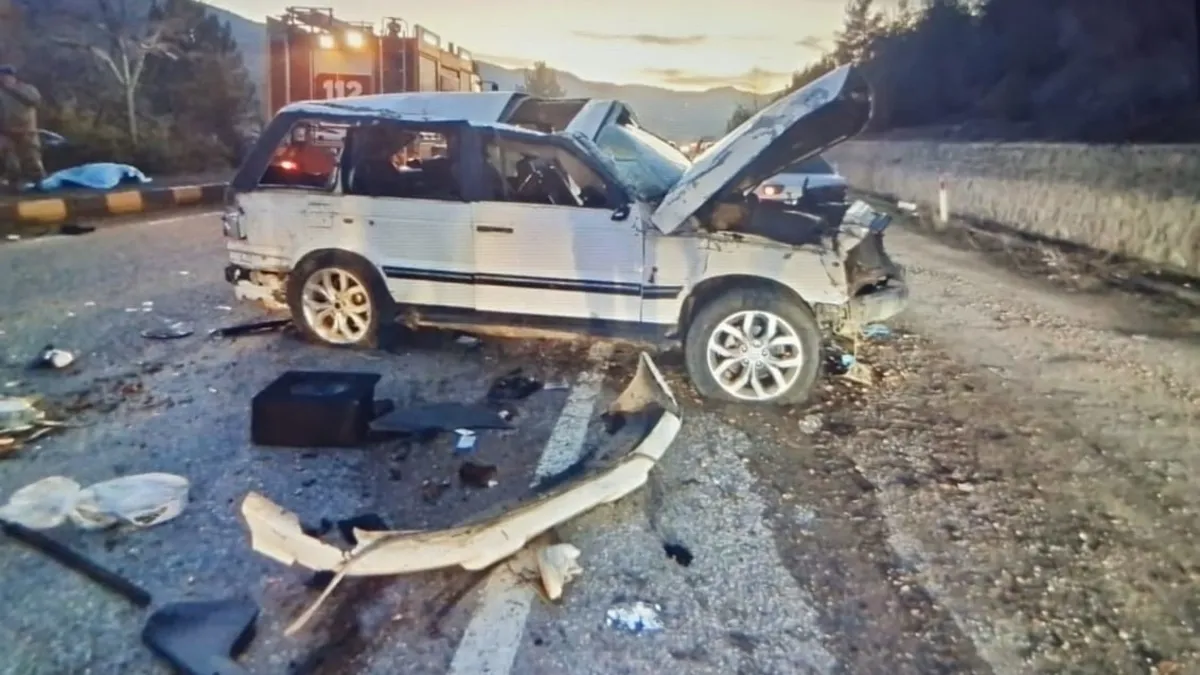 Piknik dönüşü direksiyon hakimiyetini kaybeden sürücü takla attı: 2 Ölü 7 yaralı Piknik dönüşü direksiyon hakimiyetini kaybeden sürücü takla attı: 2 Ölü 7 yaralı