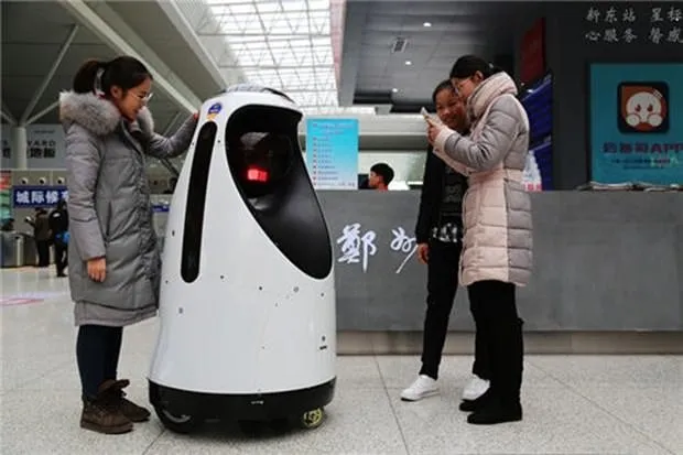 Çin’de ’RoboCop’lar göreve başladı
