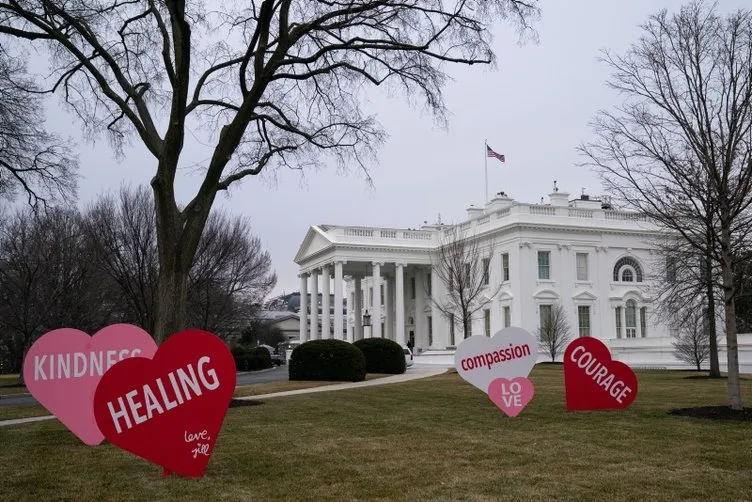Joe Biden’dan Sevgililer Günü kutlaması! Beyaz Saray kalplere boğuldu