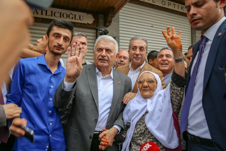 Binali Yıldırım, Sur ilçesinde esnafı ziyaret etti