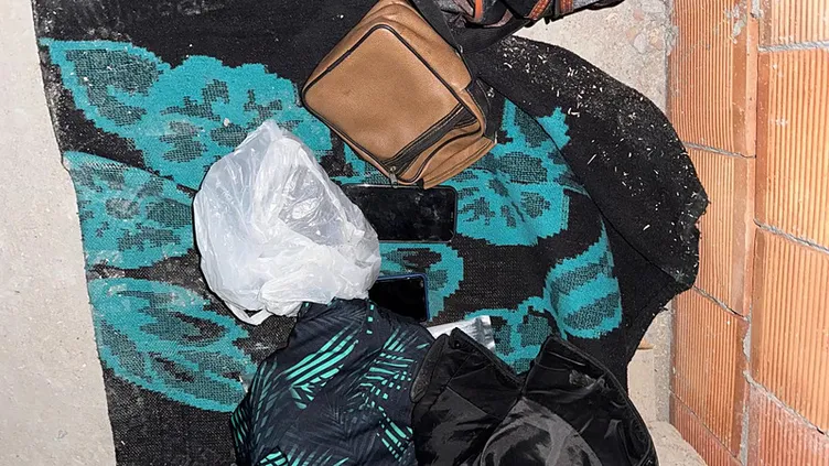 İstanbul’da akılalmaz olay! Tavanı delip daireye girdi: Anne ve kızına saldırdı