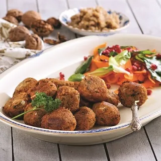 Tarator ve narlı salata eşliğinde peynirli havuç köftesi