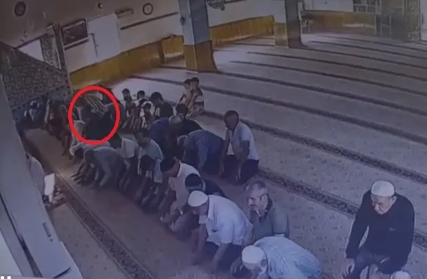 Kayseri’de vahşet! Park kavgası camiye taşındı! Bir anda defalarca kez bıçakladı! O anlar kamerada