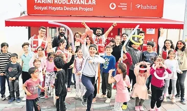 100 bin depremzede çocuğa dokunuyor