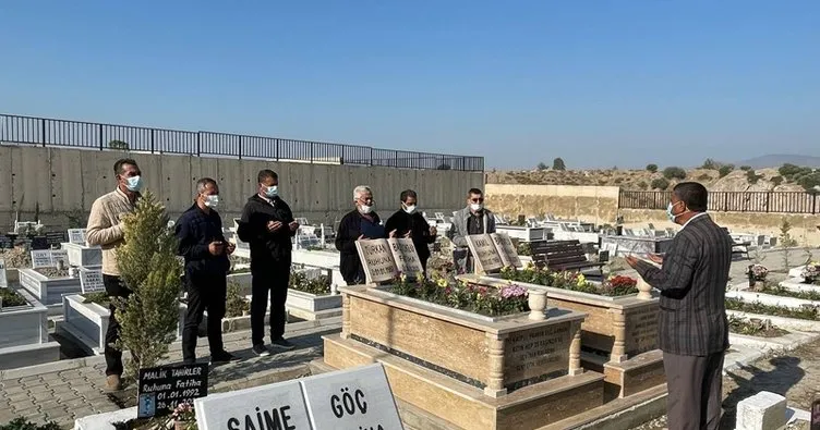 İzmir depreminde hayatını kaybedenler mezarları başında anıldı