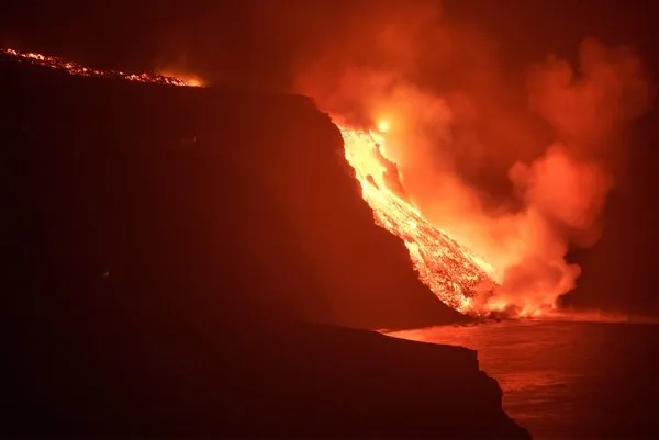 İspanya’da La Palma kabusu | Lavlar Atlas Okyanusu’na ulaştı: Kimyasal reaksiyon tehlikesi!