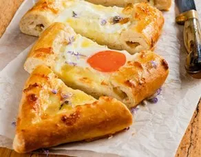 Peynirli ve yumurtalı pide