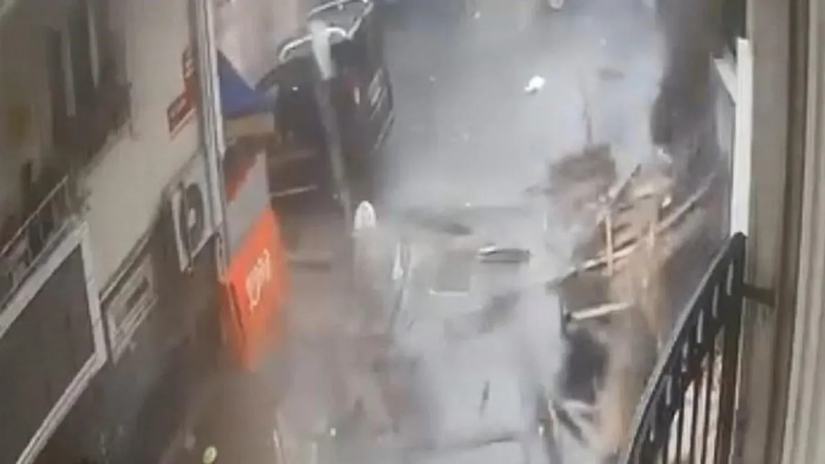 Şişli’de etkili olan fırtına binanın çatısını uçurdu! Şişli’de etkili olan fırtına binanın çatısını uçurdu!