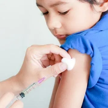 Tüm çocuk aşılarını tek iğnede toplamayı başardılar