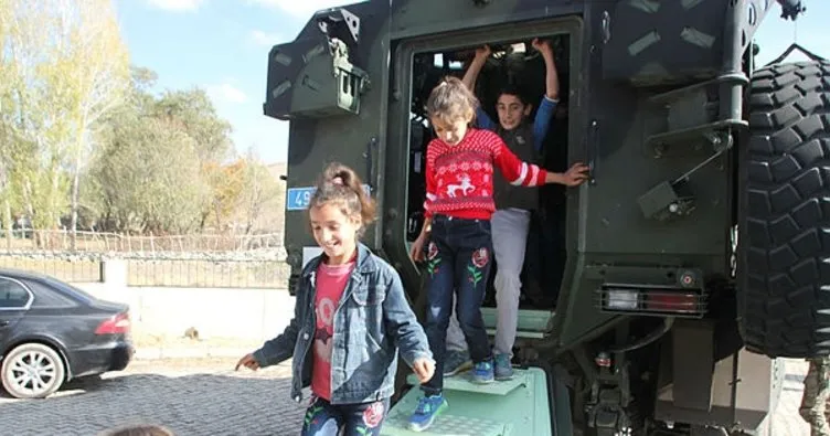 Köy çocukları ilk defa zırhlı askeri araca bindi