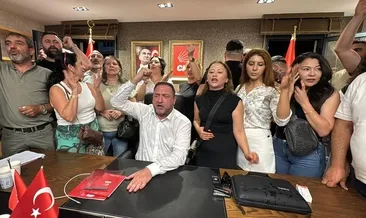 Mutlak butlan sonrası CHP’de sular durulmuyor: İzmir’de il başkanlığı binasında arbede
