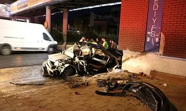 Korkunç kaza! İzmir’de otomobil üst geçide çarptı: 1’i ağır 3 yaralı
