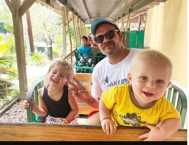 Yaprak D&#246;k&#252;m&#252;’n&#252;n Oğuz’u Tolga Karel her şeyi ardında bırakıp Amerika’ya yerleşmişti! Yeni mesleği “yok artık” dedirtti