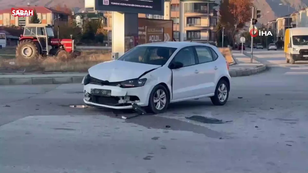 Erzincan’da trafik kazası: 2’i çocuk 4 yaralı | Video videosunu izle Erzincan’da trafik kazası: 2’i çocuk 4 yaralı | Video videosunu izle
