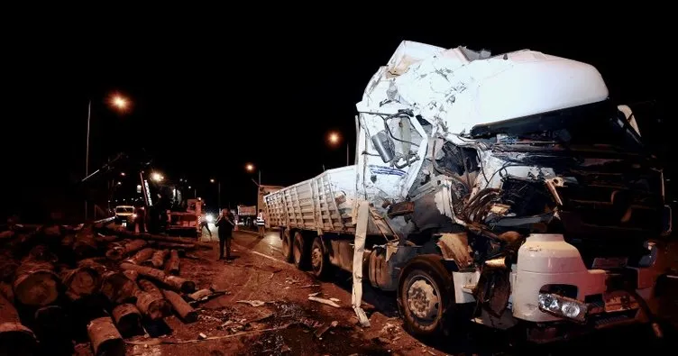 Anadolu Otoyolu’nda tomruk yüklü iki kamyon çarpıştı! Yola savrulan tomruklar trafiği aksattı