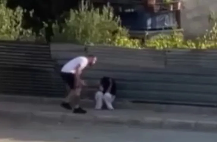 Genç kadına sokak ortasında öyle şeyler yaptı ki: ’Kimse yok mu’ diye çığlık attı