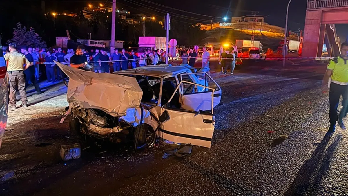 Pozantı'da kırmızı ışıkta bekleyen araçlara çarpan otomobil kazası sonrası olay yeri.