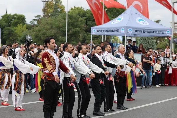 kayseride-30-agustos-coskusu-cumhuriyet-meydani-turk-bayraklariyla-doldu-1788089284999.jpg