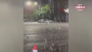 Kuvvetli yağışlar derelerin debisini artırdı, caddeler göle döndü | Video