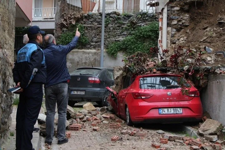 Beşiktaş’ta istinat duvarı çöktü; 2 katlı bina boşaltıldı