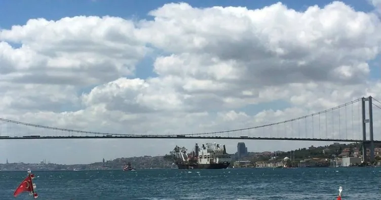 Türk Akımı boru hattı inşaatına boruları indiren şantiye gemisi İstanbul Boğazı’ndan geçti