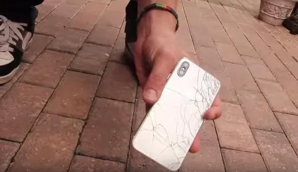 7 bin TL'lik iPhone X'i işte bu şekilde aşağıya attı!