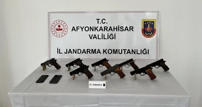 Afyonkarahisar’da yolcu otobüsüne operasyon: Ruhsatsız silahlar ele geçirildi #afyonkarahisar