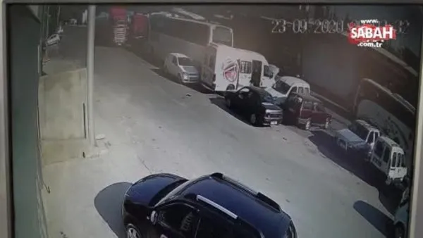 Kontrolden çıkan otomobil üç araca çarptı, briket yığınlarına vurarak durabildi | Video