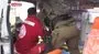 İsrail askerleri, yaralı Filistinliyi ambulanstan almaya çalıştı | Video