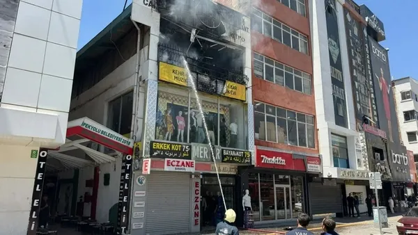 kafede-cikan-yanginda-mahsur-kalan-2-kisi-kurtarildi-1785149761464.jpg