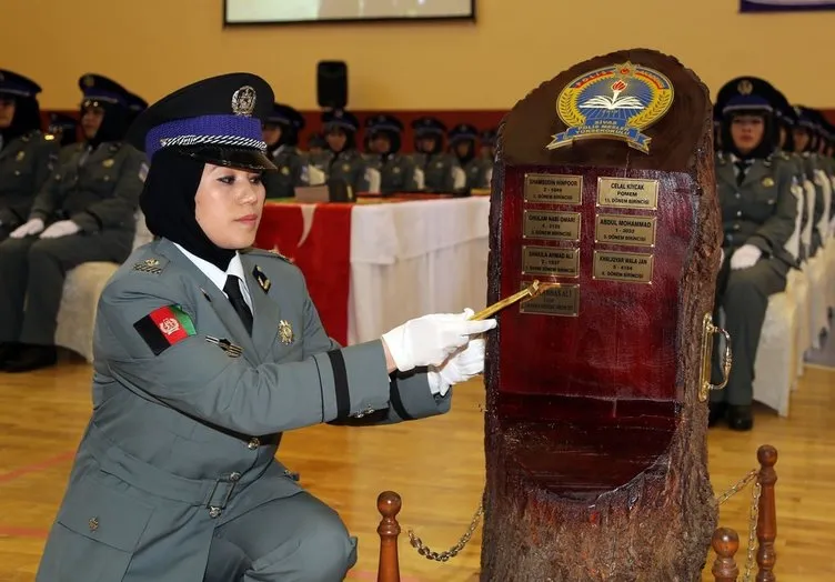 Sivas’ta Afgan kadın polisler mezun oldu