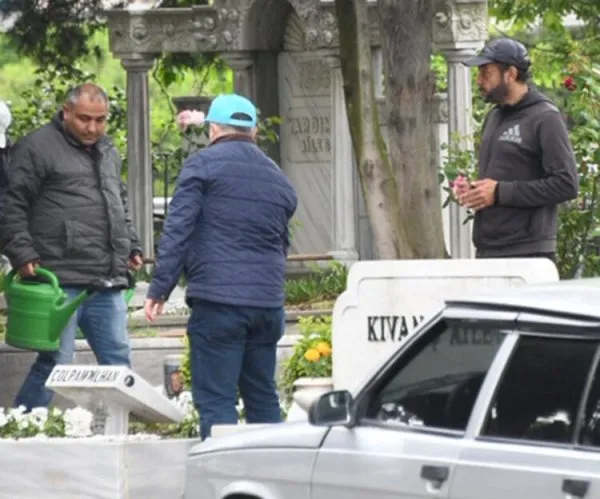 Kerem Alışık oğlu Sadri Alışık ile aynı dizideymiş...Ünlü oyuncu Kerem Alışık'ın oğlu Sadri Alışık dedesinin kopyası!