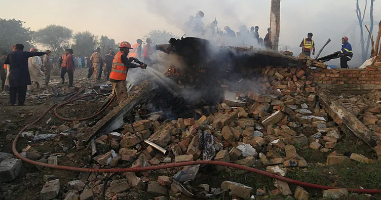 Pakistan’da korkunç patlama: Havai fişek fabrikası havaya uçtu