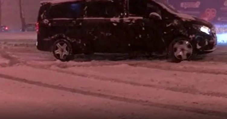 Son dakika: İstanbul’da Aybar kar fırtınası etkisini artırdı! Araçları yol kenarında bıraktılar, toplu taşımada yoğunluk oluştu