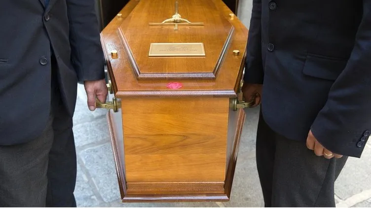 Öldü sanılan kadın tabutta dirildi! Cenaze töreni kameralara böyle yansıdı