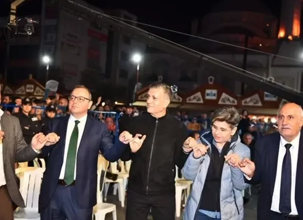 chpli-belediyeye-tepkiler-cig-gibi-esenyurt-belediyesinin-duzenledigi-festivalde-tepki-ceken-goruntuler-1697367362098.jpg