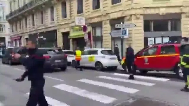 Fransa'nın Nice kentinde bıçaklı saldırı! | Video