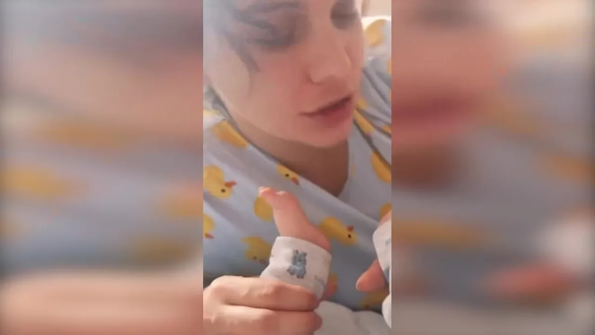 Oyuncu Beste Kökdemir oğlunu öpücüklere boğdu! İşte kalpleri ısıtan anlar… videosunu izle Oyuncu Beste Kökdemir oğlunu öpücüklere boğdu! İşte kalpleri ısıtan anlar… videosunu izle