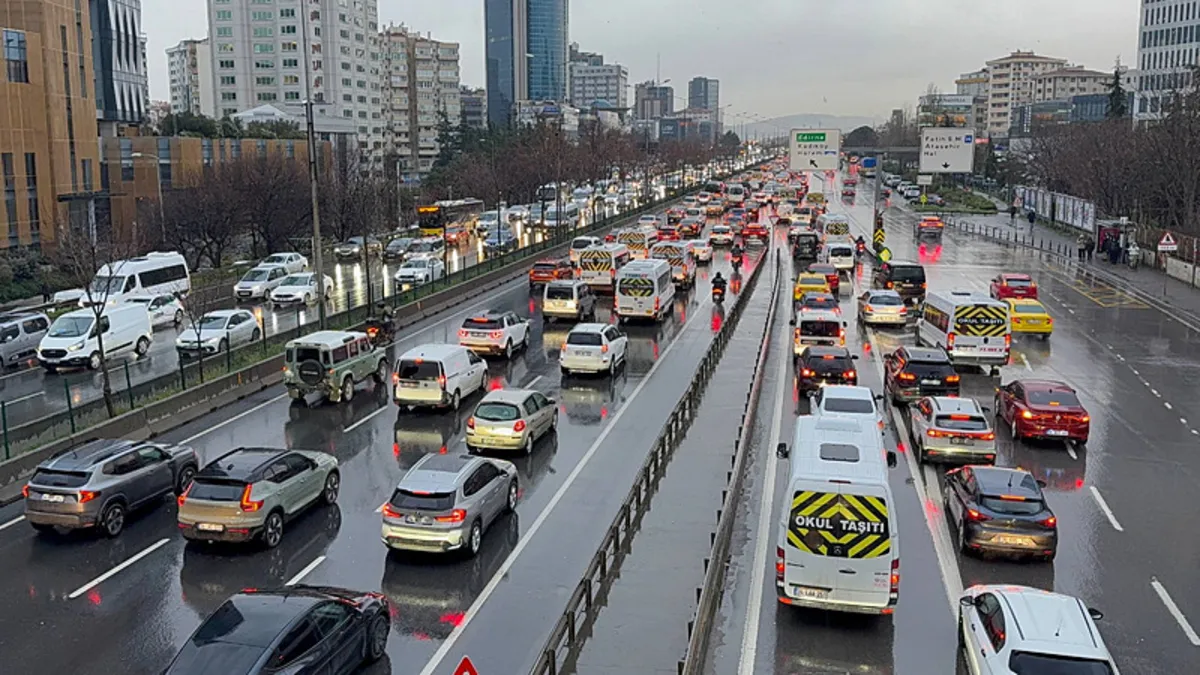 İstabul'da sağanak yağış trafiği felç etti! Yoğunluk yüzde 90'a çıktı İstabul'da sağanak yağış trafiği felç etti! Yoğunluk yüzde 90'a çıktı