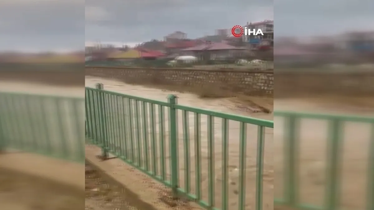 Yüksekova’da istinat duvarının çökme anı kamerada Yüksekova’da istinat duvarının çökme anı kamerada